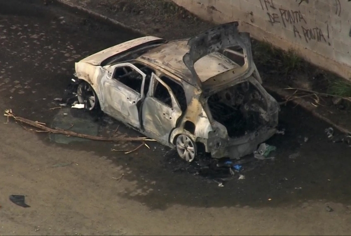 Corpos carbonizados são achados em carro incendiado na Avenida Brasil