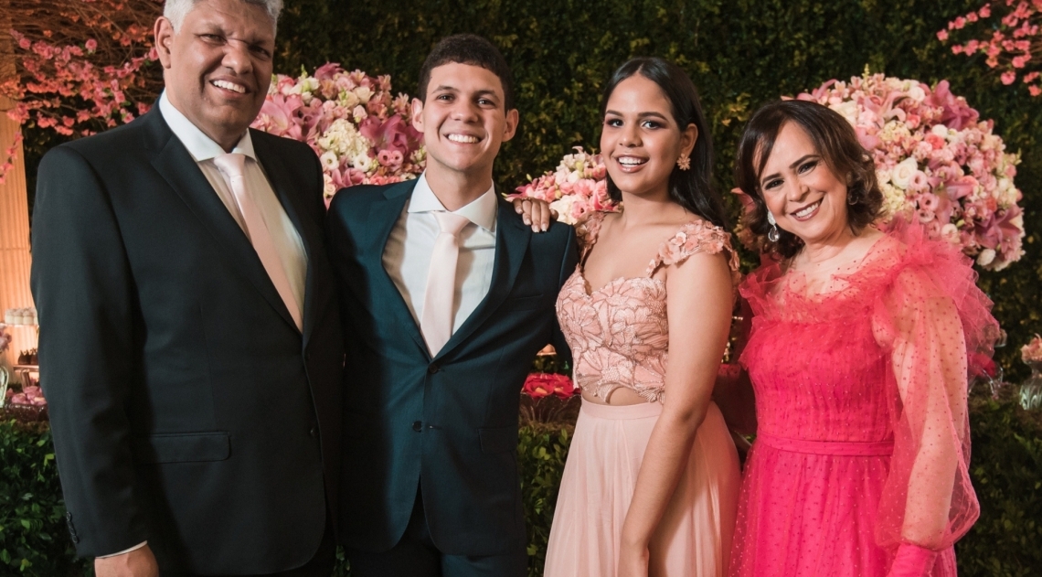 Ao lado de familiares Vittória Ruffatto comemorou seus 15 anos no Castelo de Itaipava