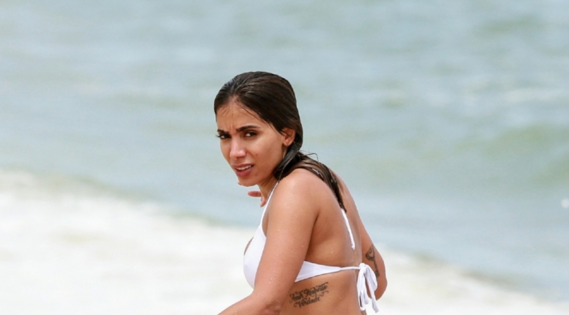 Anitta na Praia da Barra da Tijuca