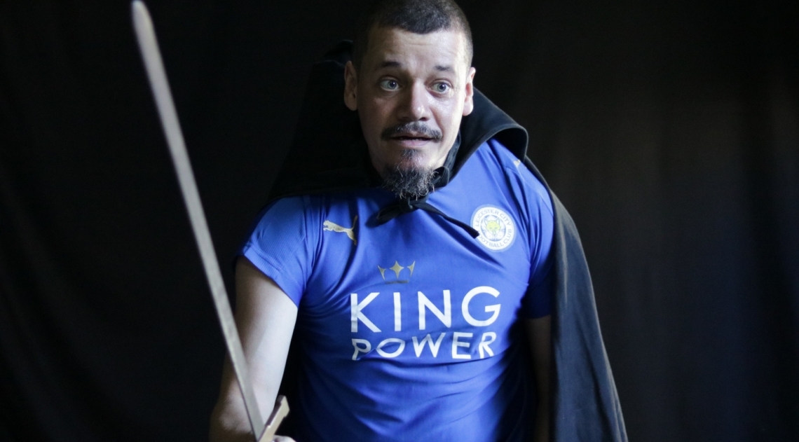 O ator Alexandre Gomes no monólogo 'Ricardo III Um Homem do Seu Tempo' - Divulgação