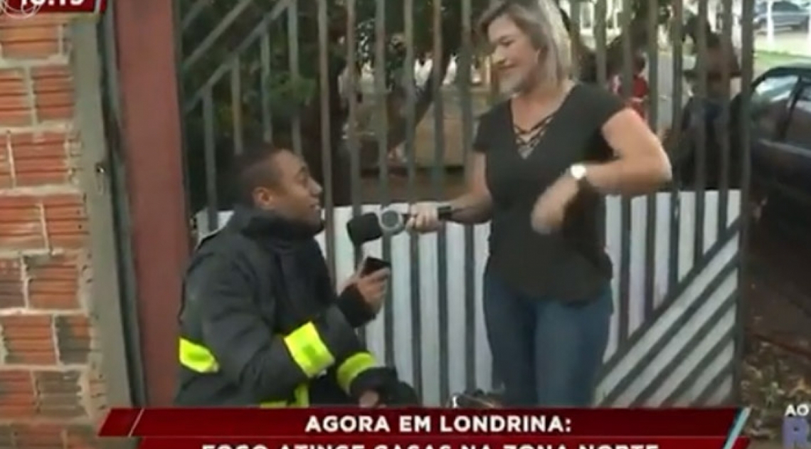 Repórter é pedida em casamento ao vivo por bombeiro - Reprodução