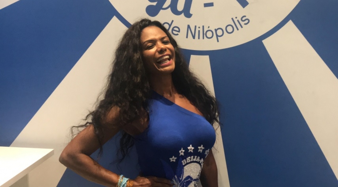 Selminha Sorriso é porta-bandeira da Beija-Flor