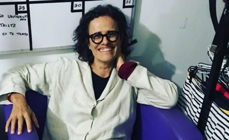 Zélia Duncan compara governo Bolsonaro ao nazismo: 'Matam mais de 600 mil'