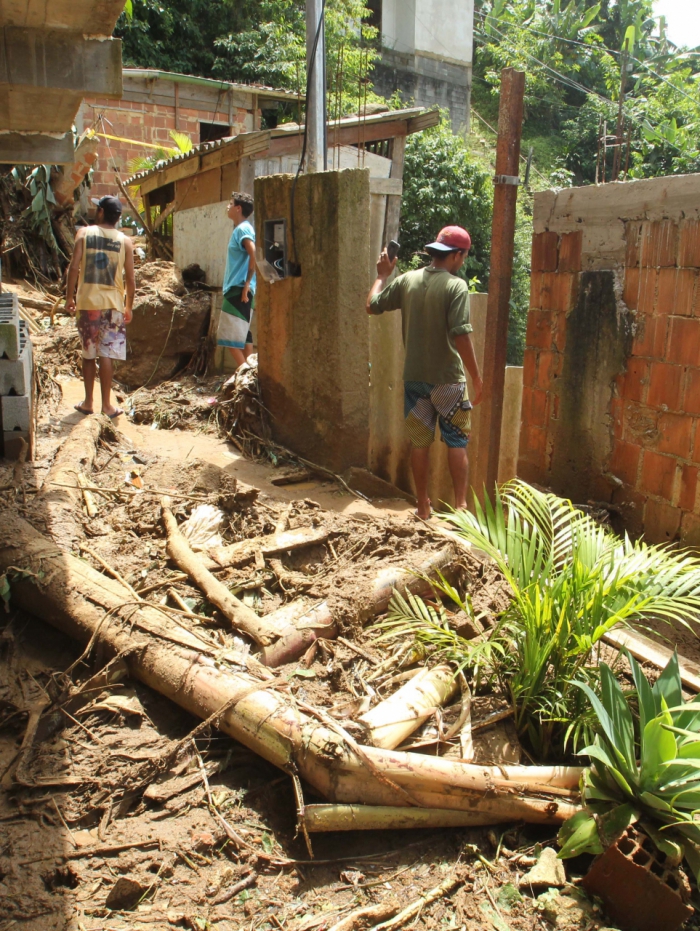 Chuva em Petrópolis. Na foto, A força da água destruiu uma casa no bairro Batalharde.  Estefan Radovicz / Agência O Dia              CIDADE,RIO,PETRÓPOLIS,CHUVAS,DESABRIGADOS
      Byline
