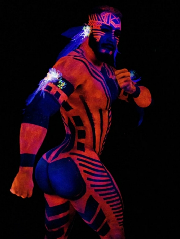 Muso do bumbum de 116 cm posa coberto s&oacute; por pintura neon