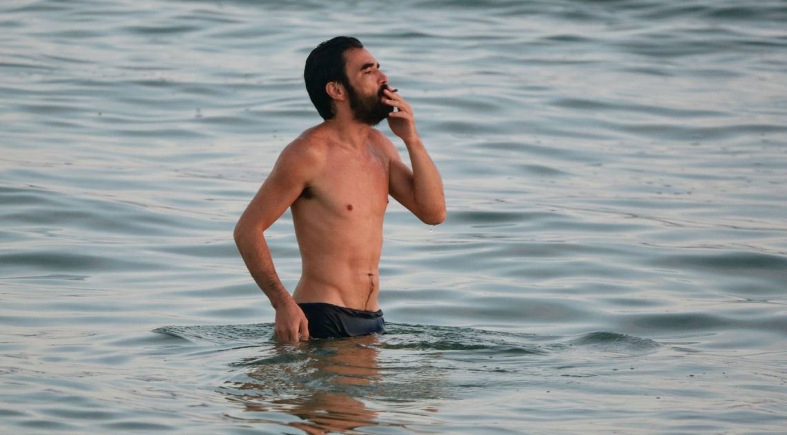 Caio Blat na Praia da Barra da Tijuca