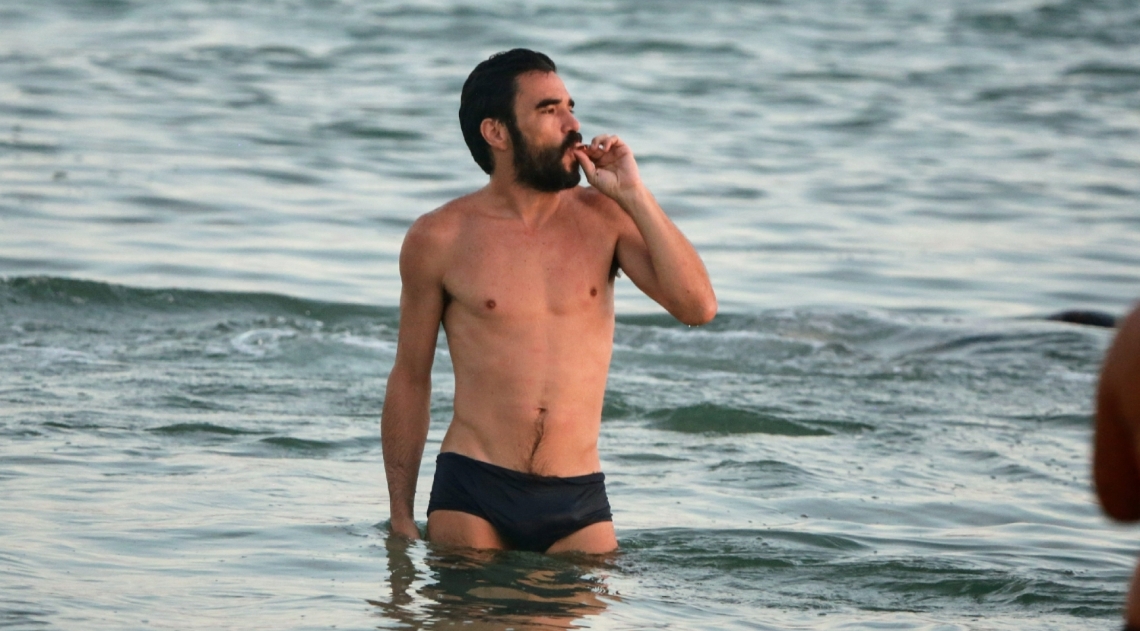 Caio Blat na Praia da Barra da Tijuca