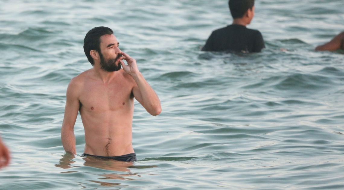 Caio Blat na Praia da Barra da Tijuca