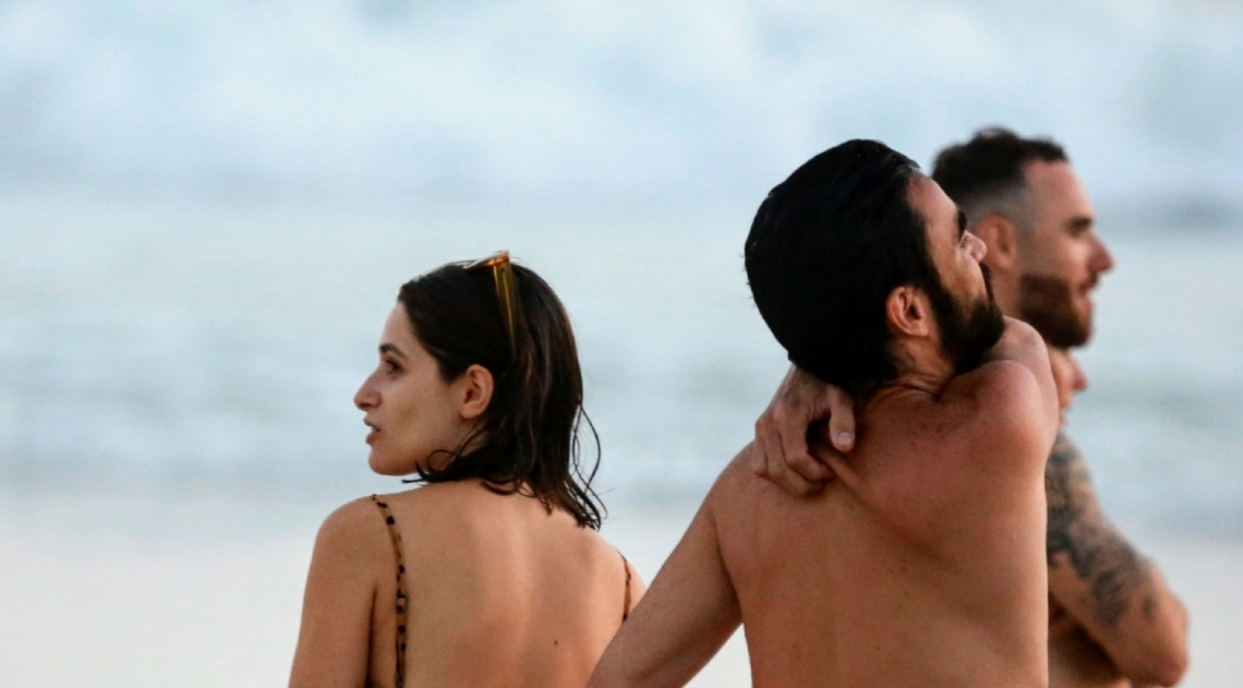 Luisa Arraes e Caio Blat na praia