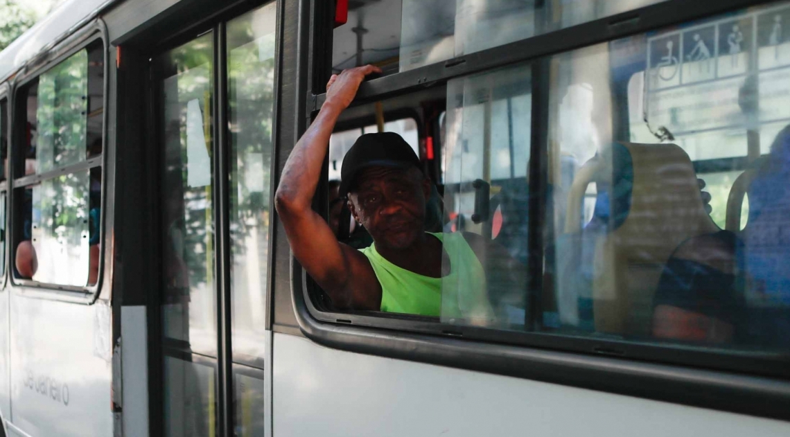 Rio, 010/01/2020, Onibus que circulam sem ar condicionado pela cidade, passageiros com bracos para fora do onibus para aliviar o calor, na foto Foto de Gilvan de Souza / Agencia O Dia