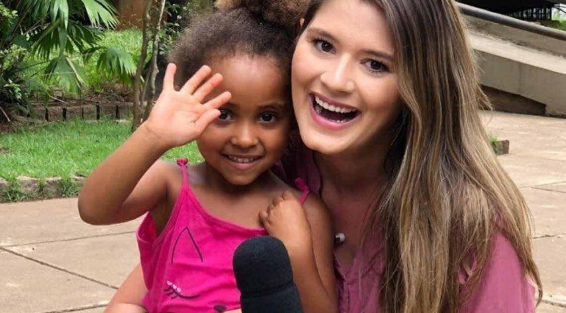 Criança abraça repórter durante transmissão ao vivo - Reprodução