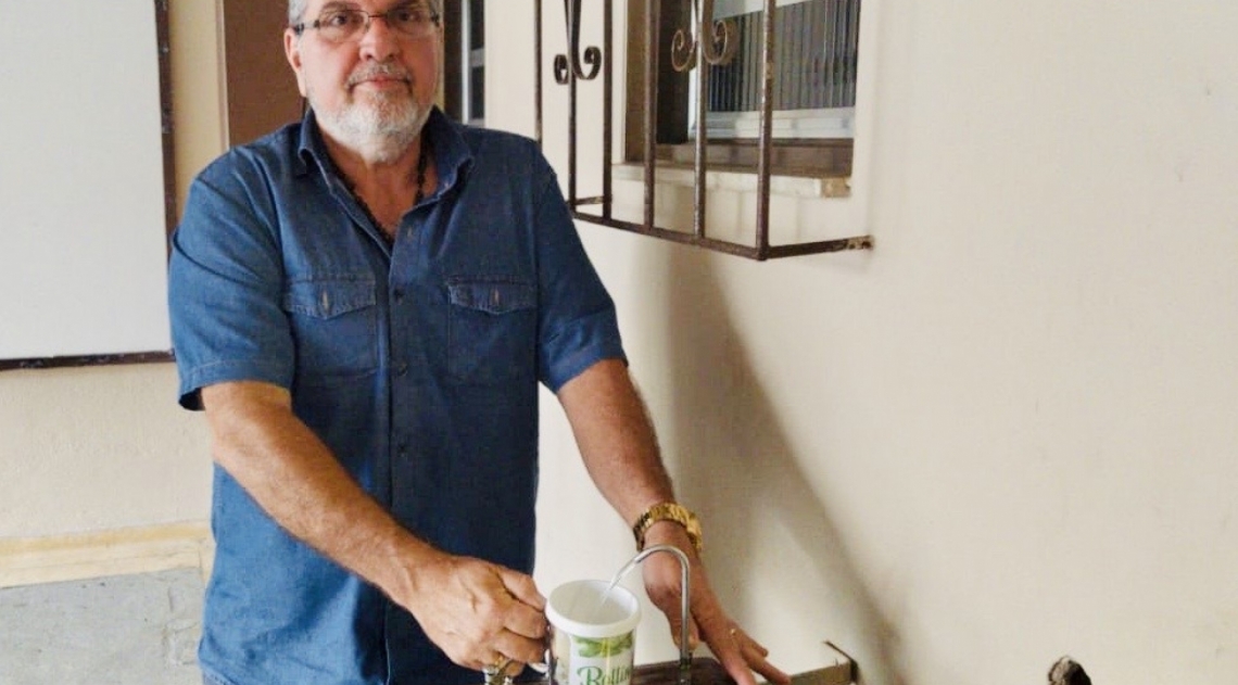 O síndico Carlos Bottino tem feito análises diárias da água consumida - DIVULGAÇÃO