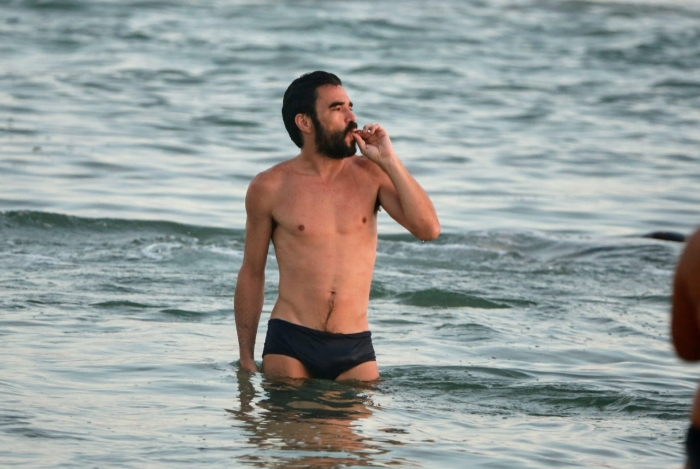 Caio Blat fuma na praia