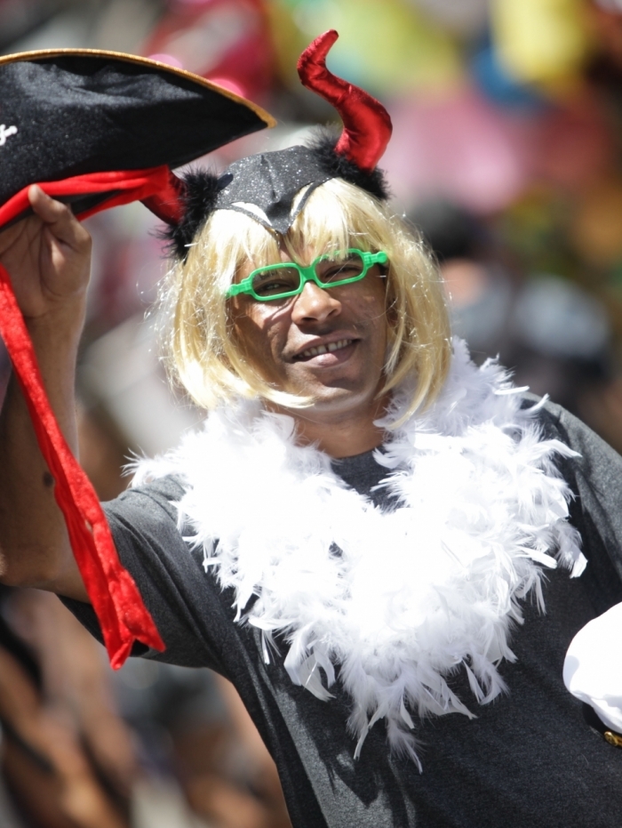 O locutor José Erivonaldo usa fantasias para atrair clientes