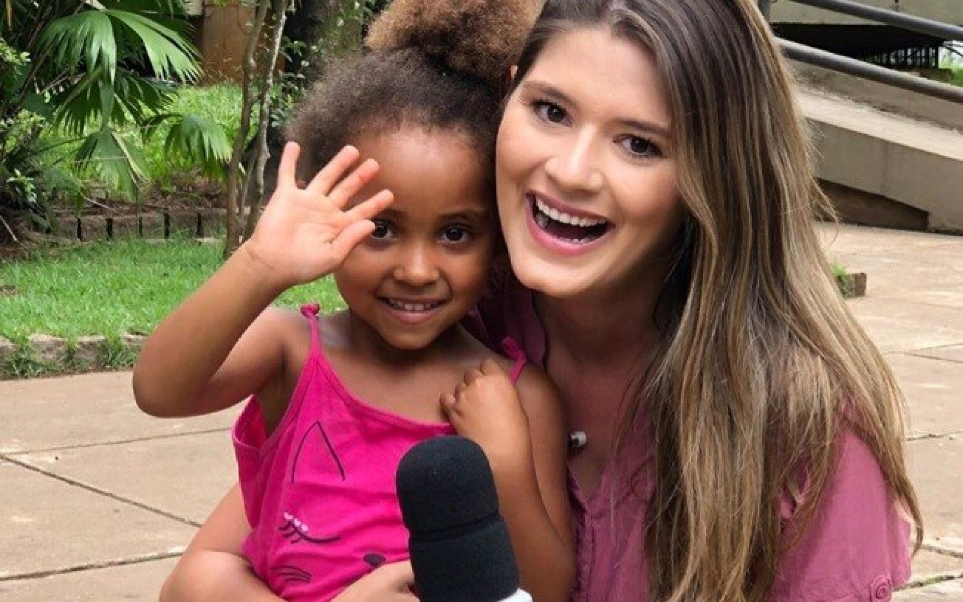 Criança interrompe jornalista da Globo ao vivo e reação encanta web