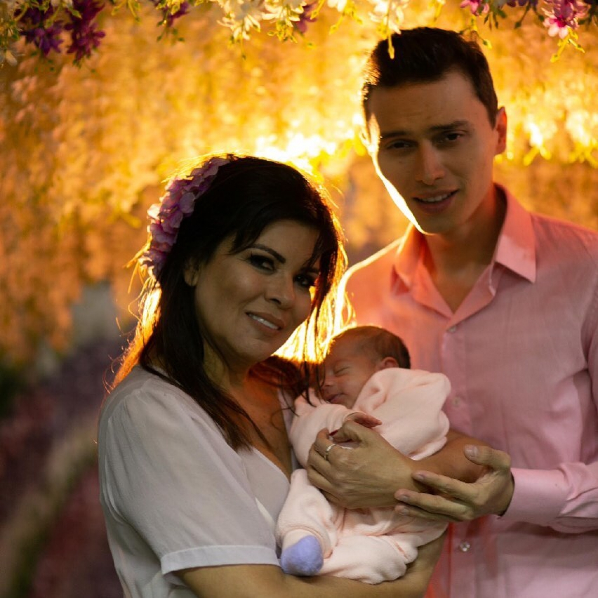 Mara Maravilha posa com o noivo, Gabriel Torres, e um bebê - Reprodução Internet