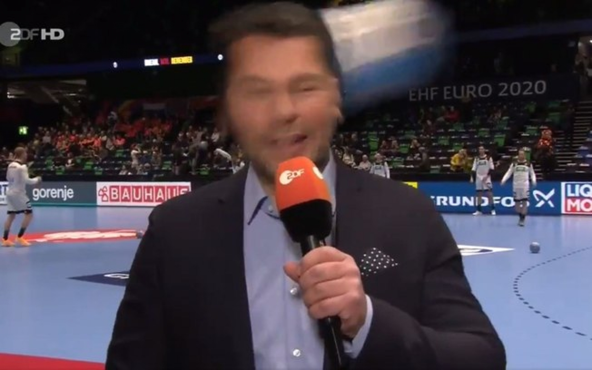 V&iacute;deo: rep&oacute;rter leva bolada na cabe&ccedil;a ao vivo, mas continua transmiss&atilde;o