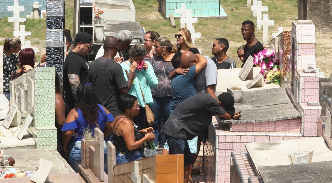 Corpo de menina baleada em sofá de casa é sepultado em Irajá. Anna Carolina de Souza Neves foi vítima de uma bala perdida no Parque Esperança, em Belford Roxo, na Baixada Fluminense.