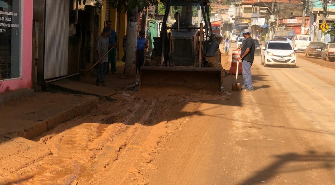 Mais de 120 funcion&aacute;rios trabalhando na limpeza da cidade                                                            - Divulga&ccedil;&atilde;o