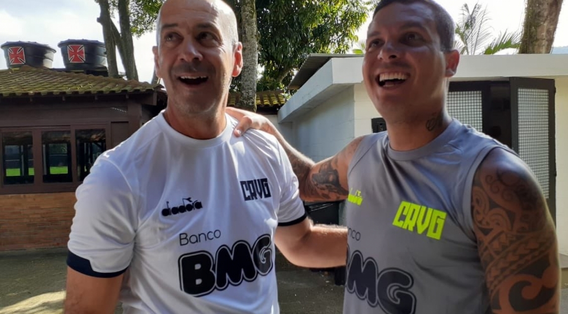 Ramon, ao lado do preparador f&iacute;sico Fl&aacute;vio Oliveira, segue sem previs&atilde;o de volta ao Vasco -  Carlos Greg&oacute;rio Jr/Vasco