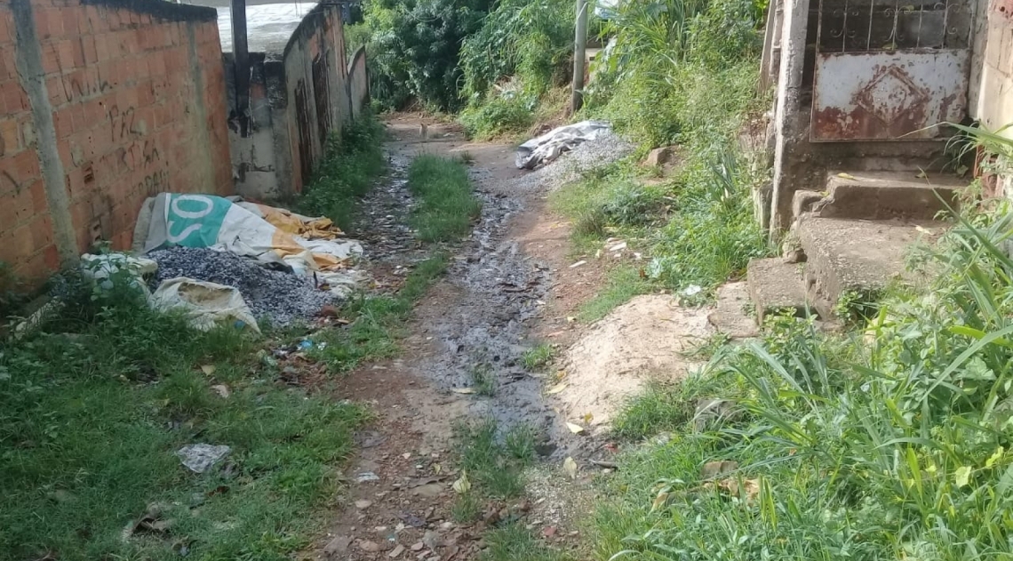 No bairro da Coreia, em Mesquita, moradores têm problemas com esgoto a céu aberto