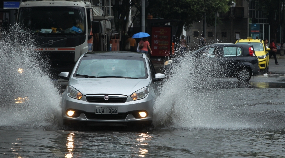 Chuva alagou diversas regi&otilde;es da cidade nesta segunda - Estefan Radovicz / Ag&ecirc;ncia O Dia
