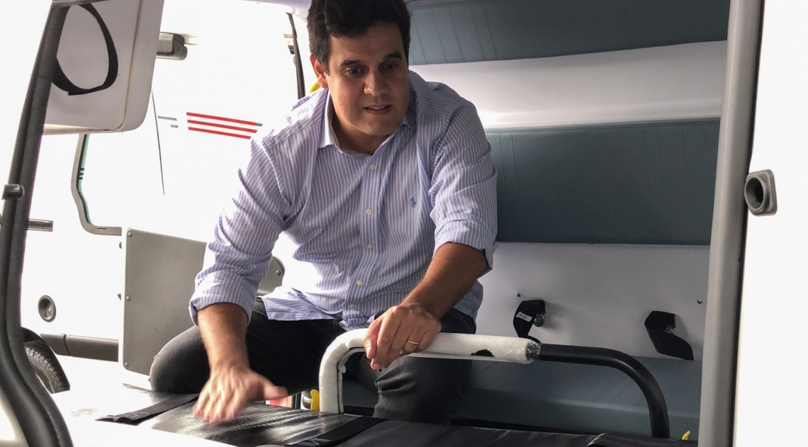 O prefeito de Campos, Rafael Diniz, observa uma das novas ambulâncias que serão entregues às UBS do município - Divulgação prefeitura de Campos