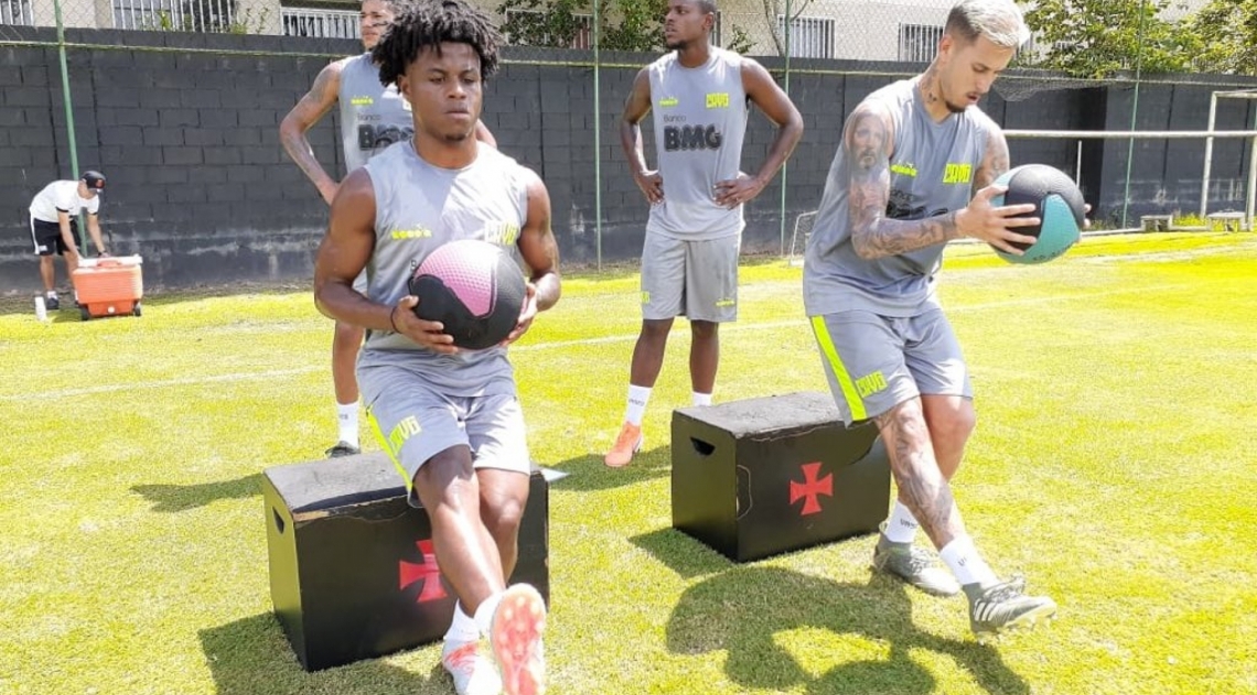 Lucas Santos, &agrave; esquerda, volta com status de refor&ccedil;o em meio &agrave; dificuldade do Vasco em contratar - Carlos Greg&oacute;rio Jr. / Vasco