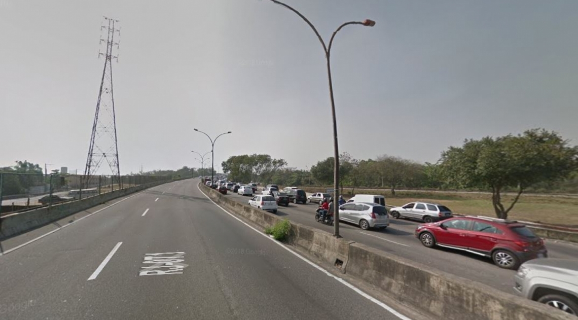 Jovem estava em carro na Linha Vermelha, na altura de Vigário Geral, quando foi vítima de bala perdida - Reprodução | Google Street View