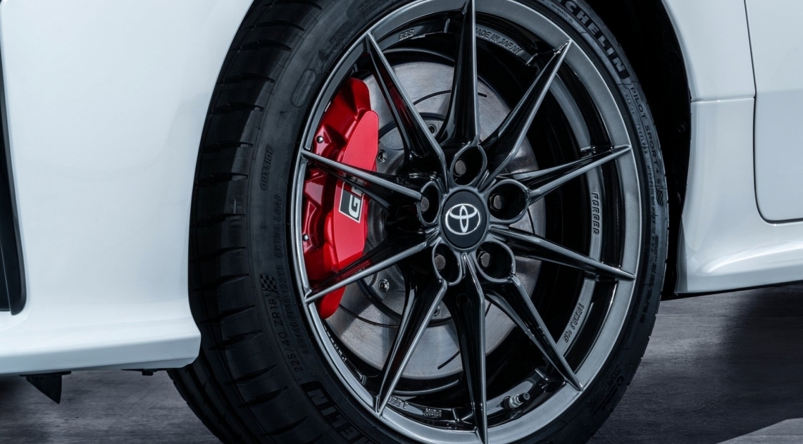 GR Yaris tem discos ventilados nas quatro rodas