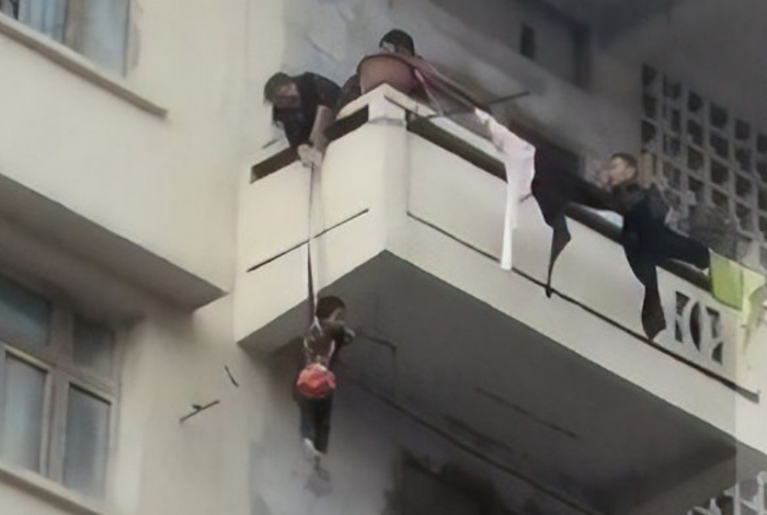 Av&oacute; pendura neto em corda na sacada de pr&eacute;dio para resgatar gato