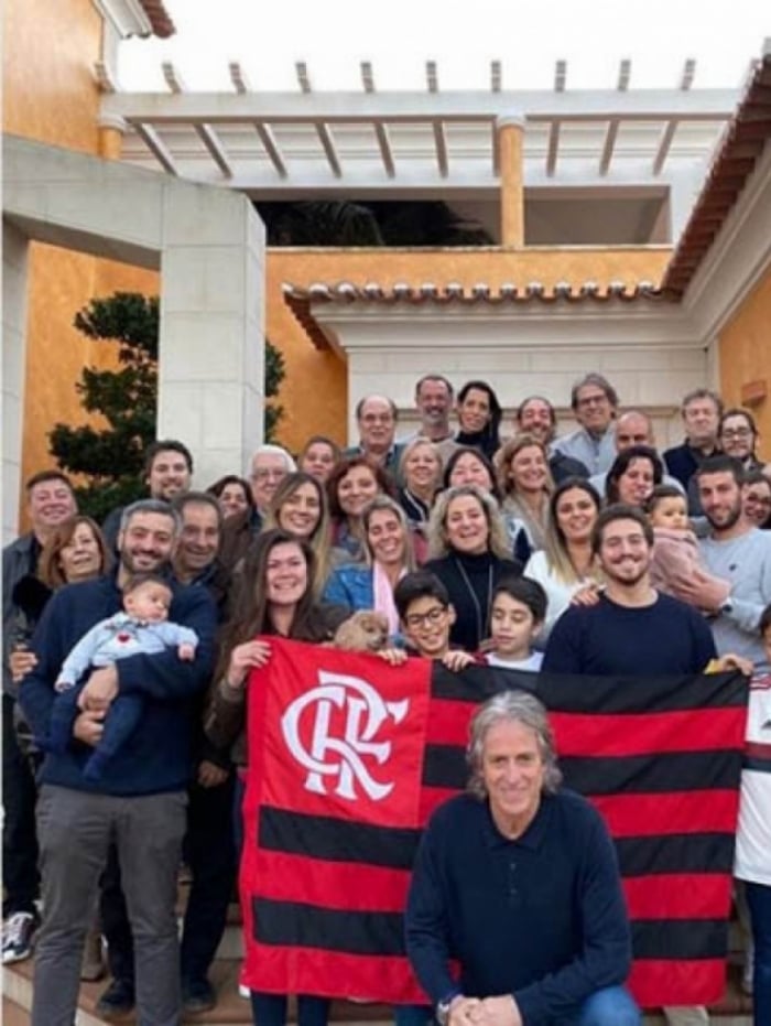 Jorge Jesus, treinador português do Flamengo, fez post com familiares em Portugal 