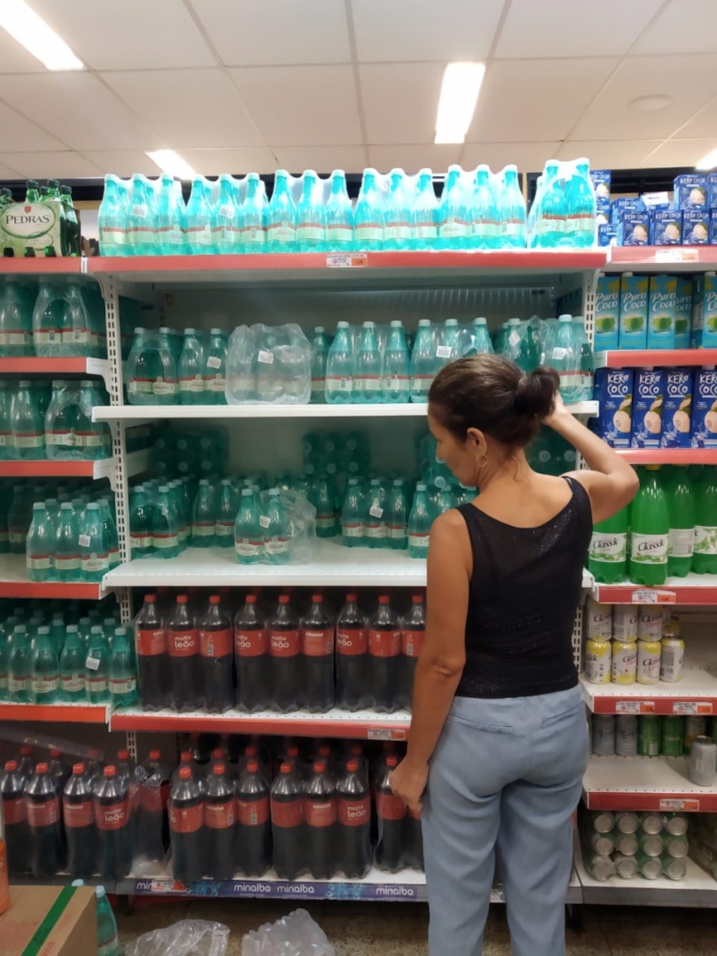 Em supermercado no Centro, muitas pessoas reclamam da falta de garrafas grande de água sem gás - maria luisa melo