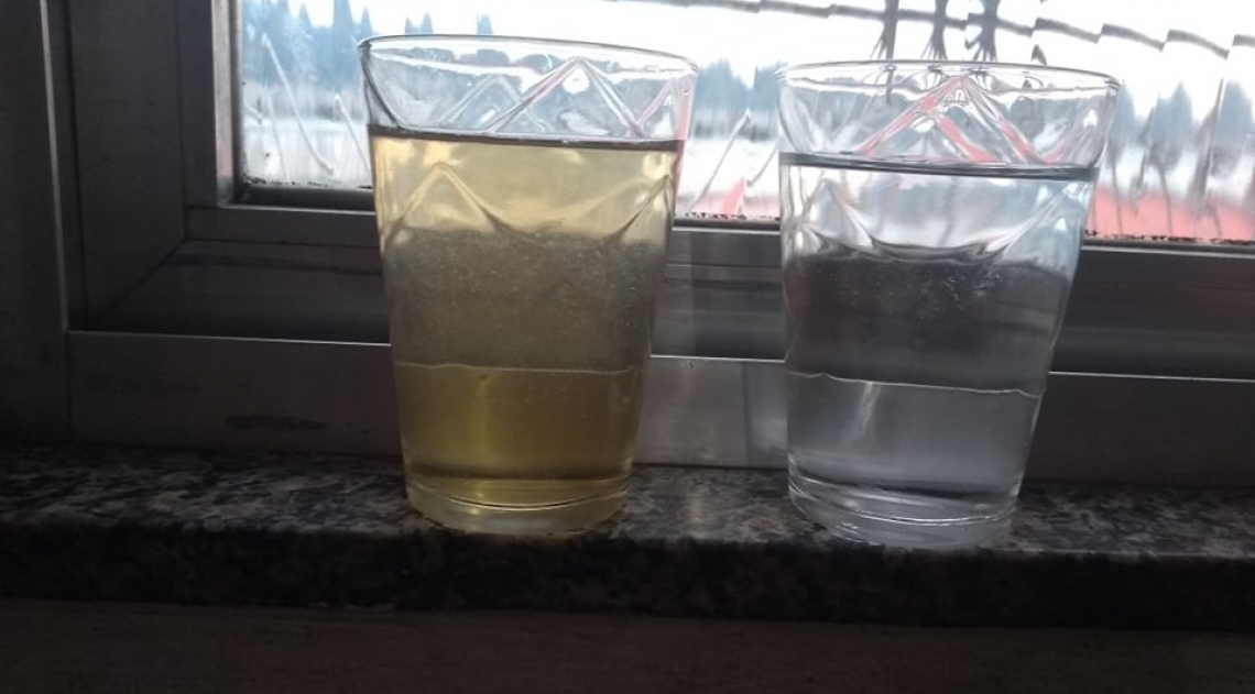 No Complexo do Alem&atilde;o, moradores denuncia que &aacute;gua continua chegando turva &agrave;s suas casas 