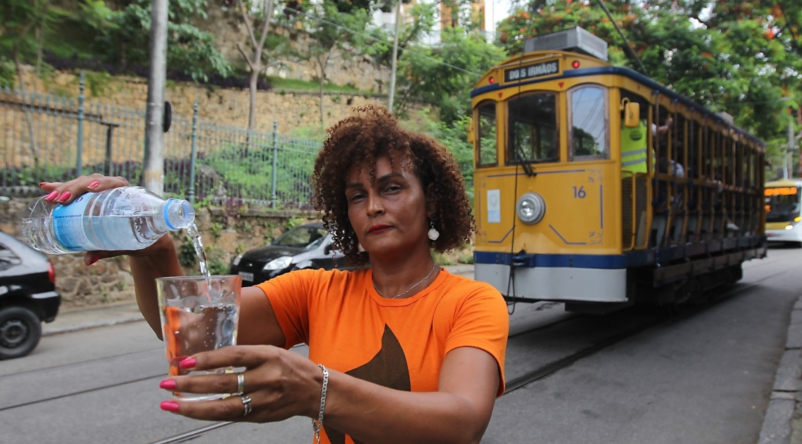 Moradora de Santa Teresa, Edna dos Santos conta que ela e o filho tiveram forte cólica devido à água - Luciano Belford