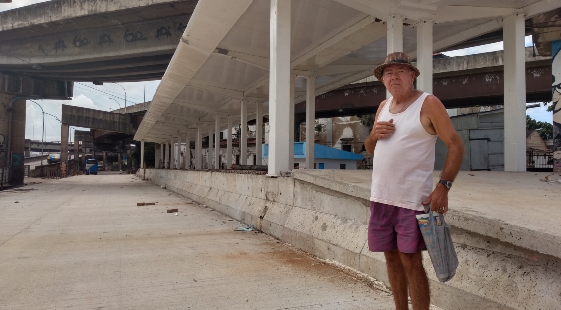 Seu João Francisco diz que há pelo menos dois meses não nota a presença de funcionários no canteiro de obras