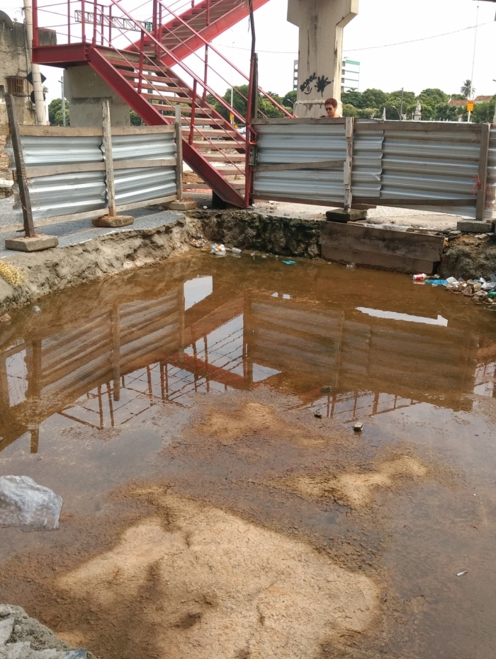 Buraco com água parada chama atenção no Caju, na Zona Portuária