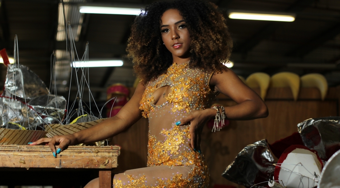 A musa Mayara Santos, da Para&iacute;so do Tuiuti, posa para ensaio fotogr&aacute;fico no barrac&atilde;o da escola - Luciano Belford/Agência O Dia