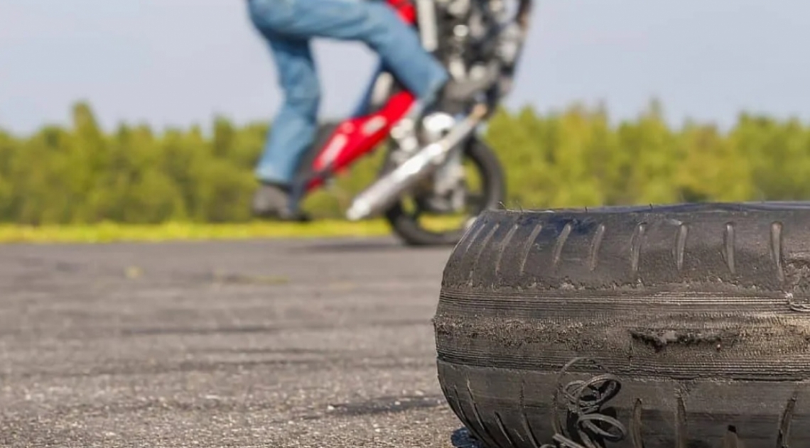 Empinar ou fazer malabarismos com moto é infração gravíssima