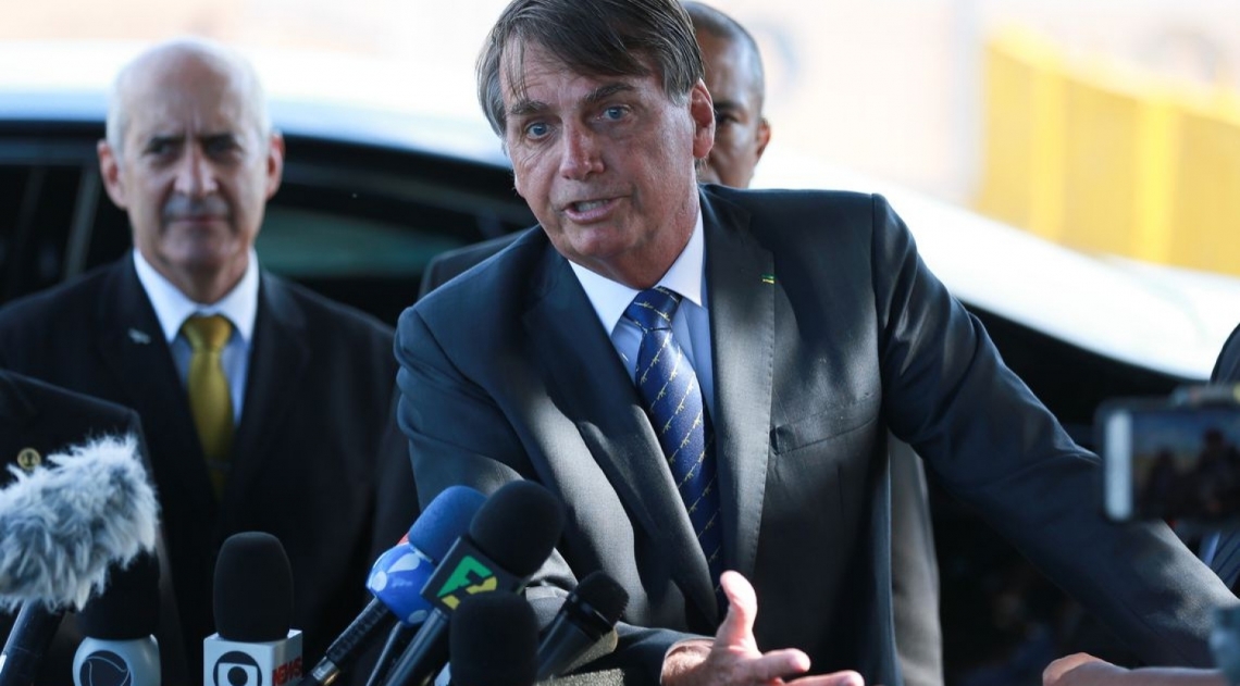 'Conversei por alto com o Mandetta ontem (ter&ccedil;a). Hoje vamos definir essa situa&ccedil;&atilde;o. Tem que ser, n&atilde;o tem outra alternativa', disse Bolsonaro ao deixar o Pal&aacute;cio da Alvorada - Jos&eacute; Cruz/Ag&ecirc;ncia Brasil