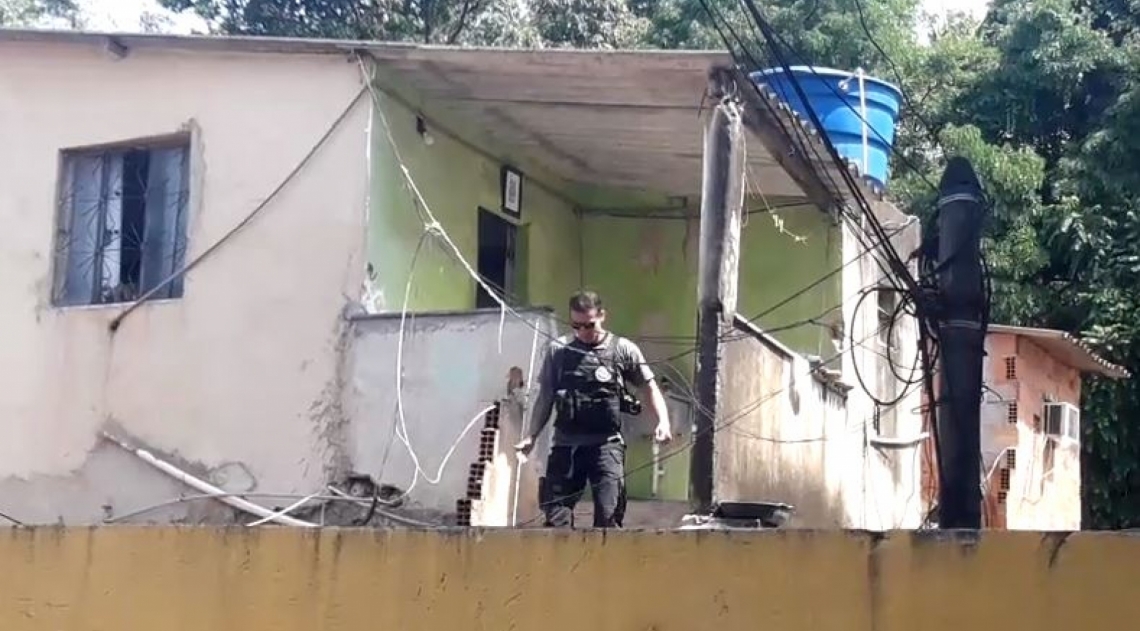 Delegacia de Homicídios da Baixada Fluminense (DHBF) fez perícia na casa de Anna Carolina de Souza Neves, 8 anos, e já sabem de onde partiu tiro que matou menina. Ela que estava sentada no sofá de casa quando foi atingida