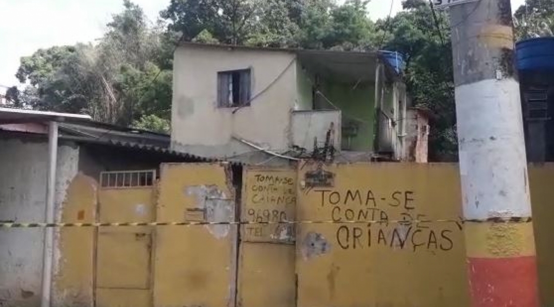 Delegacia de Homicídios da Baixada Fluminense (DHBF) fez perícia na casa de Anna Carolina de Souza Neves, 8 anos, e já sabem de onde partiu tiro que matou menina. Ela que estava sentada no sofá de casa quando foi atingida - WhatsApp O DIA (98762-8248)