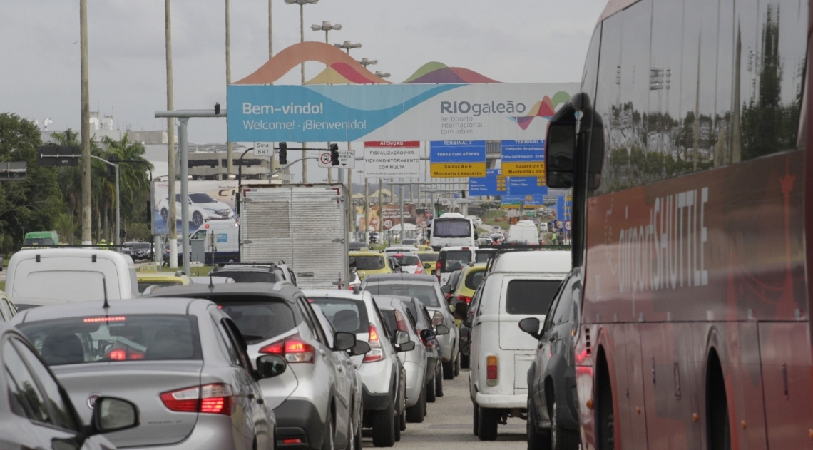 Rio,26/08/2019-GALEÃO-ILHA DO GOVERNADOR, Primeiro dia útil após início das obras no Santos Dumont tem trânsito complicado no acesso ao Galeão. Na foto, reta de acesso ao aeroporto do Galeão tomada de veIculos .Foto: Cléber Mendes/Agência O Dia