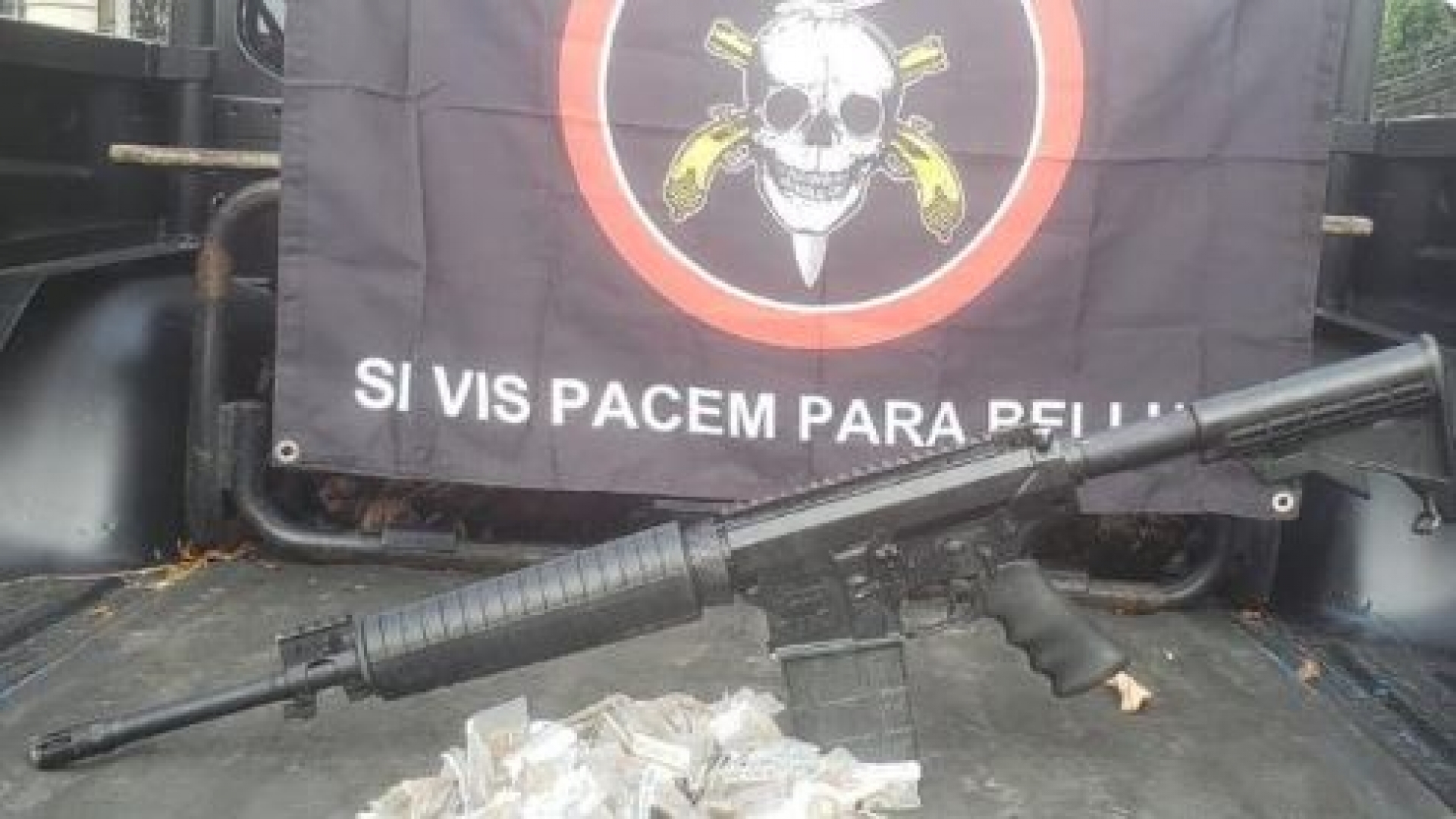 Fuzil encontrado pelo Bope dentro de geladeira no Morro da Serrinha, em Madureira
