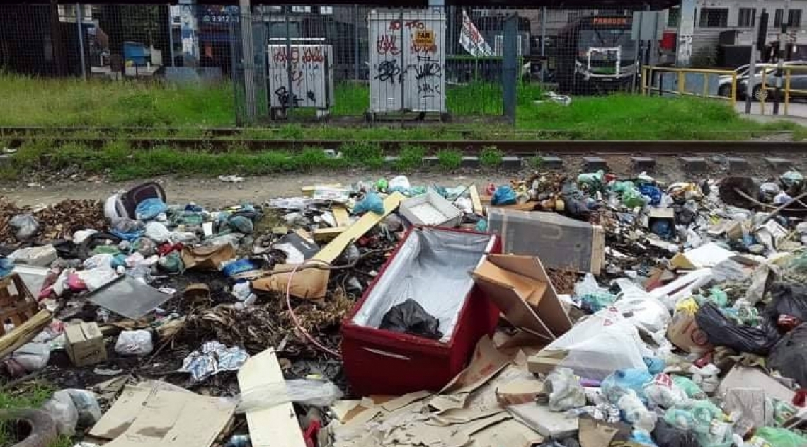 Lixo em frente a Rodoviária de Éden - Foto do leitor