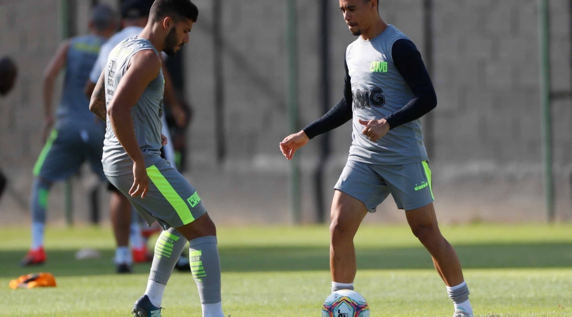 Os laterais Henrique e Pikachu participam de treino: time faz ajuste 
para a Sula - Gilvan de Souza