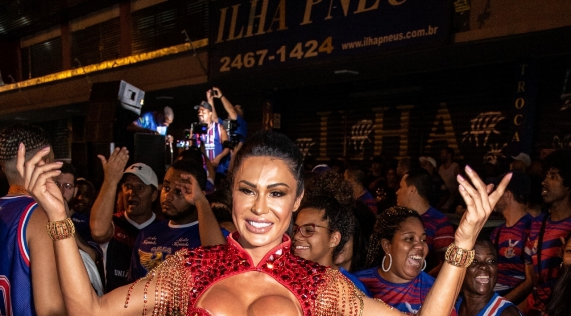 Gracyanne Barbosa no primeiro dia de ensaio de rua da Escola de Samba Uni&Atilde;&pound;o da Ilha