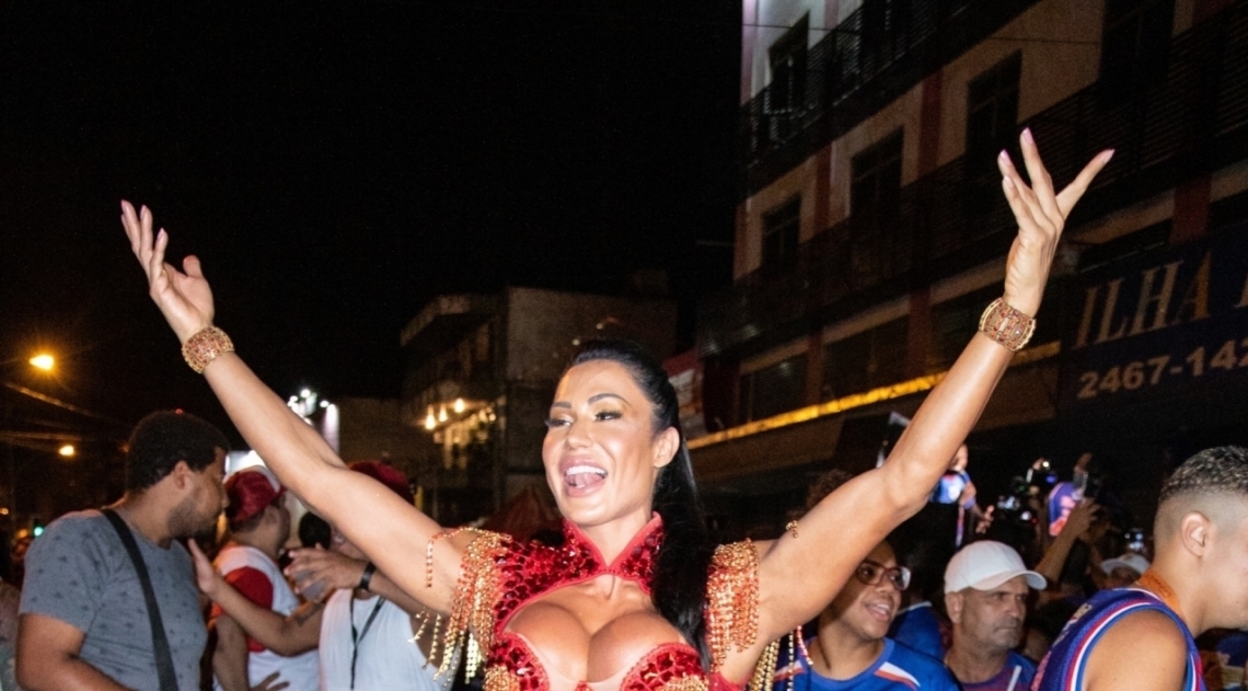 Gracyanne Barbosa no primeiro dia de ensaio de rua da Escola de Samba Uni&atilde;o da Ilha
