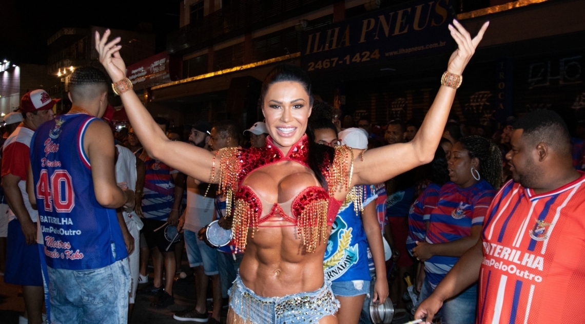Gracyanne Barbosa no primeiro dia de ensaio de rua da Escola de Samba União da Ilha