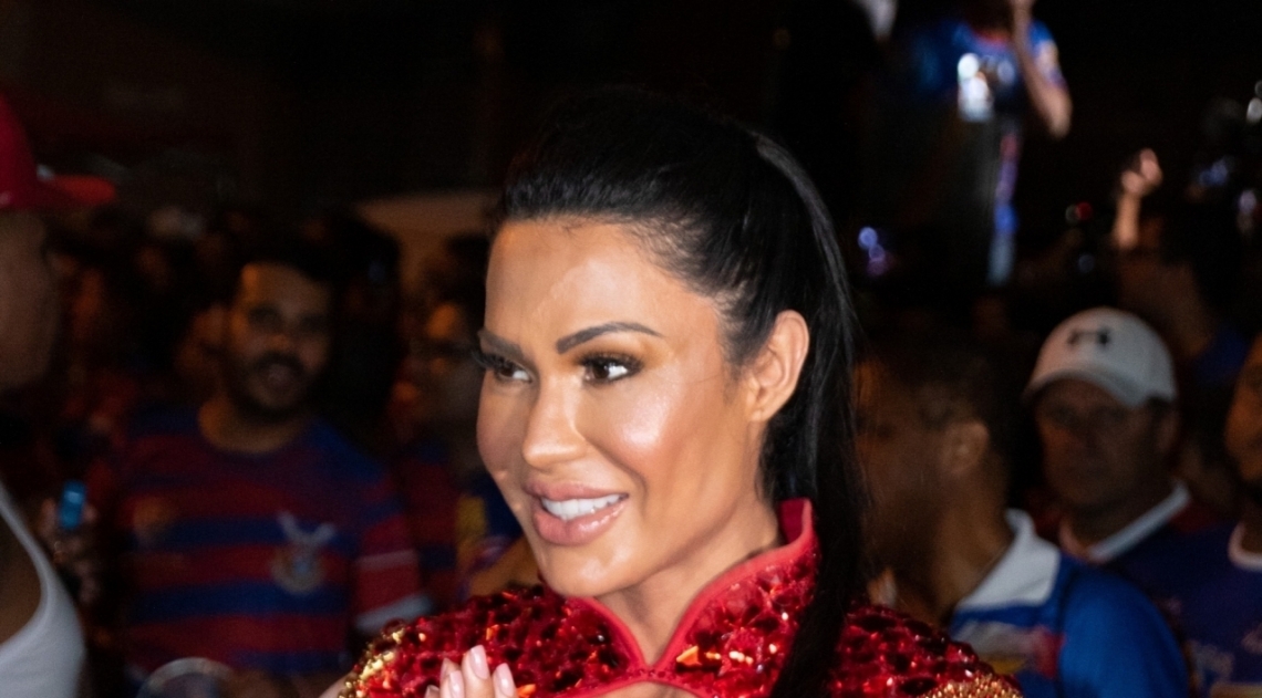 Gracyanne Barbosa no primeiro dia de ensaio de rua da Escola de Samba Uni&atilde;o da Ilha